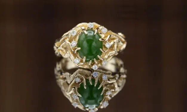 Bebatuan Permata Atau Giok Yang Di Buat Seperti Cincin