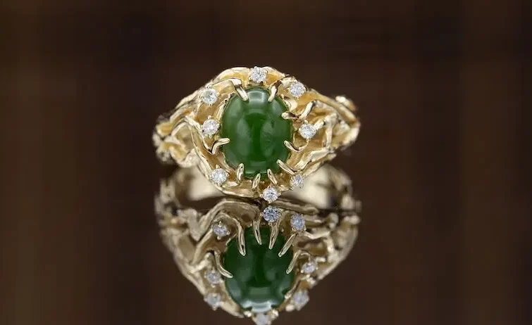 Bebatuan Permata Atau Giok Yang Di Buat Seperti Cincin