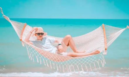 Istirahat Bergantung Dengan Hammock Sebagai Tempat Tidur