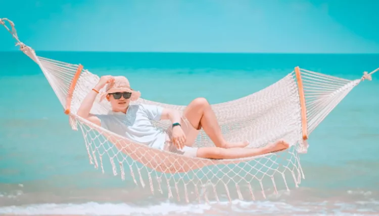 Istirahat Bergantung Dengan Hammock Sebagai Tempat Tidur