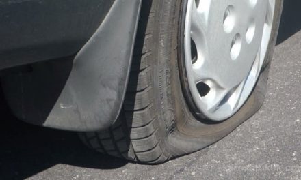 Insiden Kendaraan Yang Mengalami Ban Pecah Di Jalan