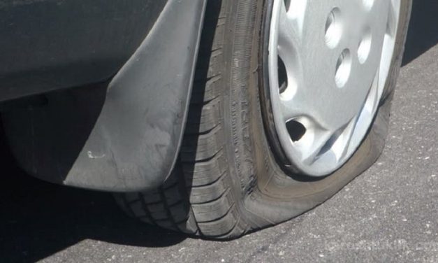 Insiden Kendaraan Yang Mengalami Ban Pecah Di Jalan