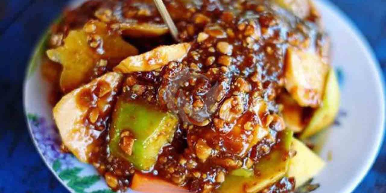 Makanan Buah Yang Di Campur Dan Di Siram Bumbu