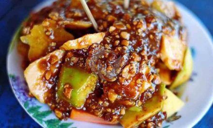 Makanan Buah Yang Di Campur Dan Di Siram Bumbu