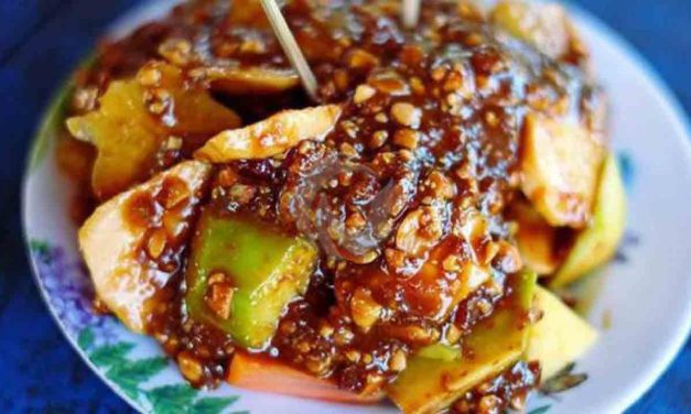 Makanan Buah Yang Di Campur Dan Di Siram Bumbu