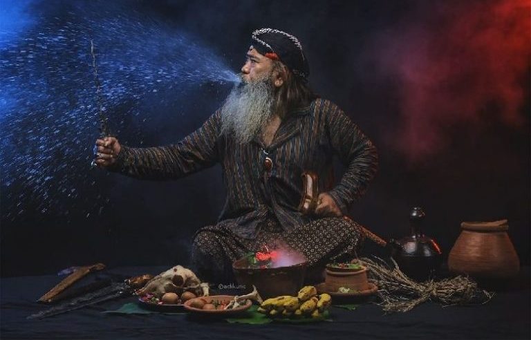 Seorang Figur Gaib Yang Di Panggil Dukun Karena Paham Mistis