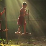 Bermain Bambu Egrang Menjadi Permainan Olahraga Tradisional