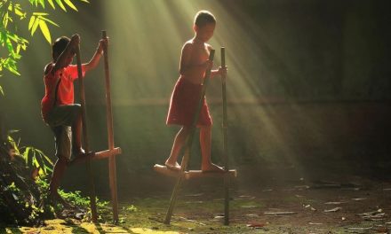 Bermain Bambu Egrang Menjadi Permainan Olahraga Tradisional