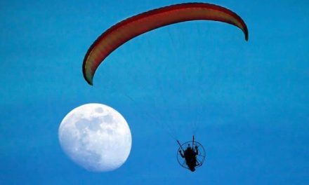 Olahraga Paragliding Atau Di Kenal Sebagai Paralayang