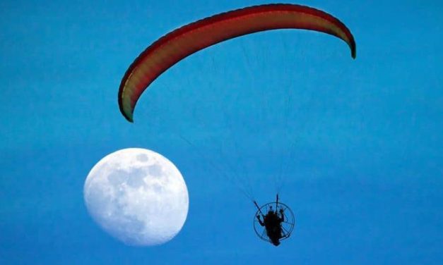 Olahraga Paragliding Atau Di Kenal Sebagai Paralayang