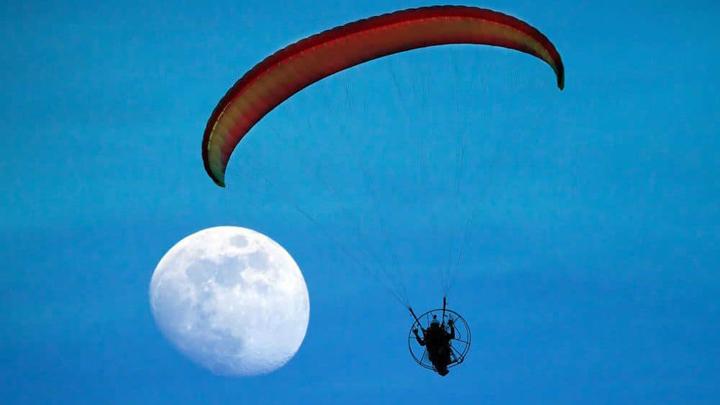 Olahraga Paragliding Atau Di Kenal Sebagai Paralayang
