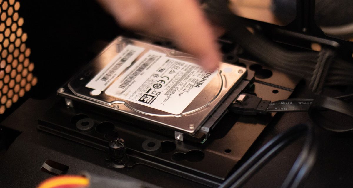 Menyimpan Data Secara Permanen Melalui Perangkat Hardisk