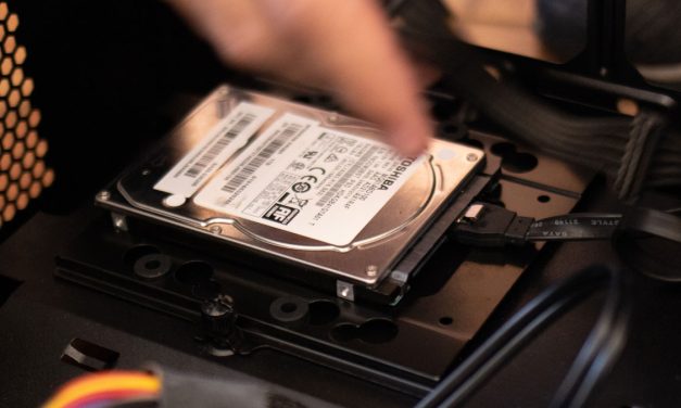 Menyimpan Data Secara Permanen Melalui Perangkat Hardisk
