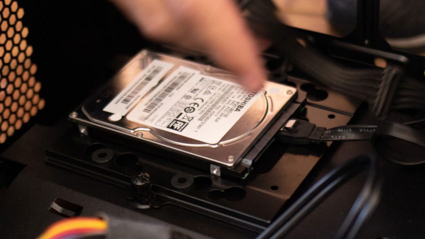 Menyimpan Data Secara Permanen Melalui Perangkat Hardisk