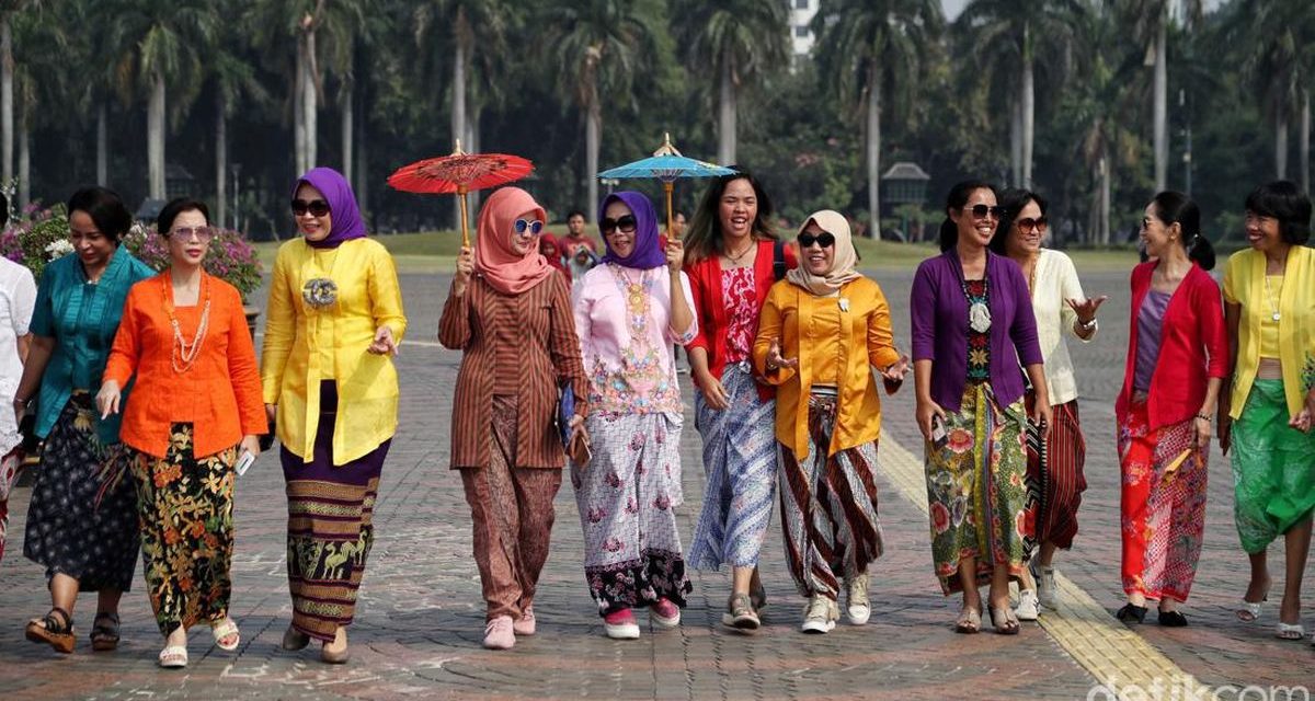 Sebuah Kain Tradisional Wanita Yaitu Kebaya