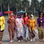 Sebuah Kain Tradisional Wanita Yaitu Kebaya