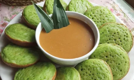 Adonan Tepung Serabi Menjadi Makanan Tradisional Manis
