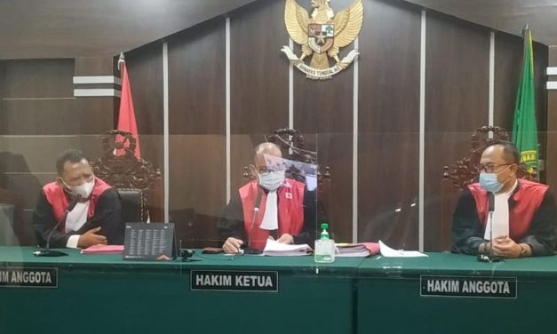 Penegak Keadilan Seorang Hakim Di Suatu Ruangan