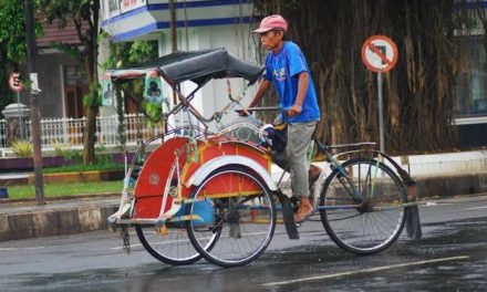 Kendaraan Tradisional Sebuah Becak Dayung