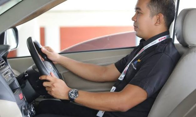 Pengemudi Pribadi Atau Seorang Supir Di Jalan