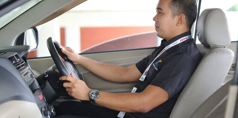 Pengemudi Pribadi Atau Seorang Supir Di Jalan