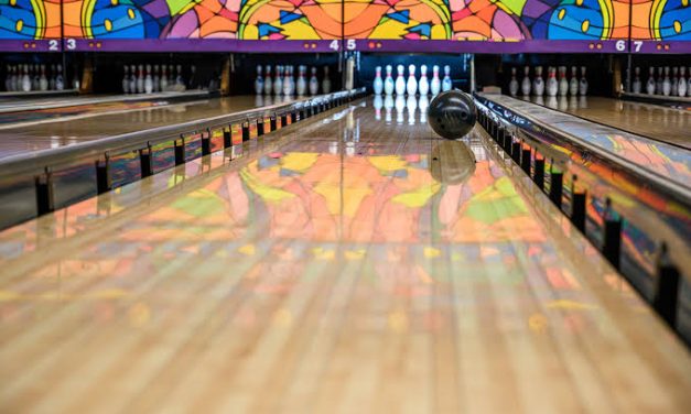 Olahraga Lemparan Bola Bowling Dan Menjatuhkan Pin