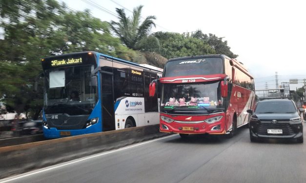 Kendaraan Bermotor Bus Sebagai Alat Transportasi Umum