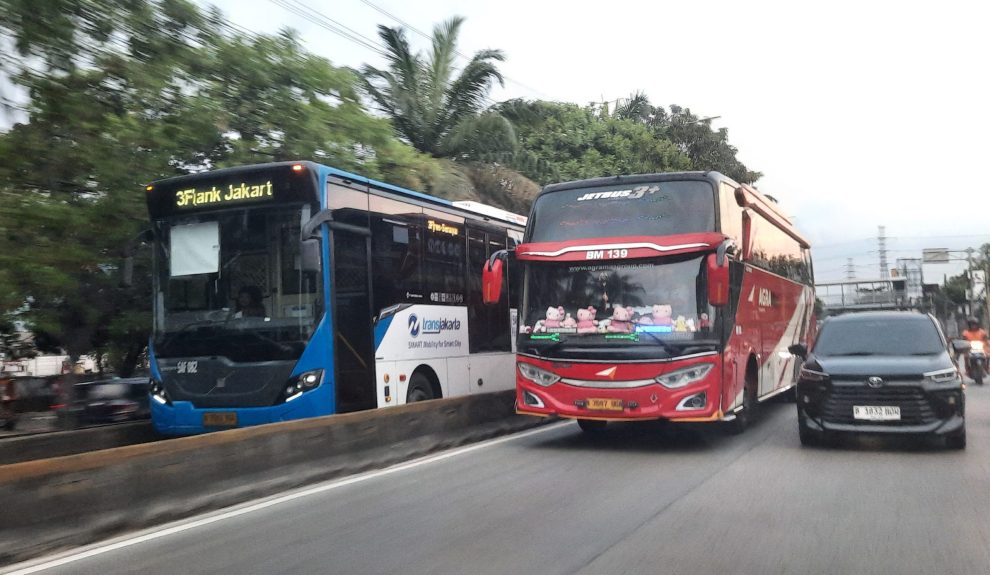 Kendaraan Bermotor Bus Sebagai Alat Transportasi Umum