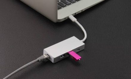 Sebuah Kabel USB Dengan Beberapa Penggunaan Elektronik