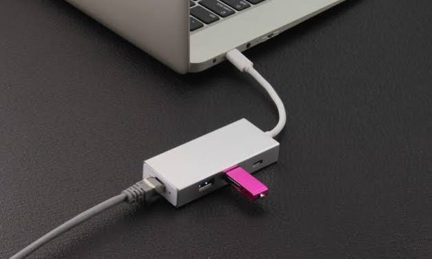 Sebuah Kabel USB Dengan Beberapa Penggunaan Elektronik