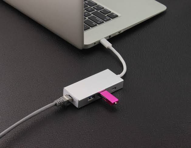 Sebuah Kabel USB Dengan Beberapa Penggunaan Elektronik