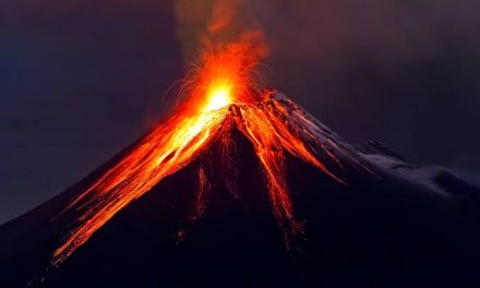 Sebuah Bentuk Permukaan Bumi Gunung Yang Tinggi