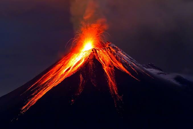 Sebuah Bentuk Permukaan Bumi Gunung Yang Tinggi