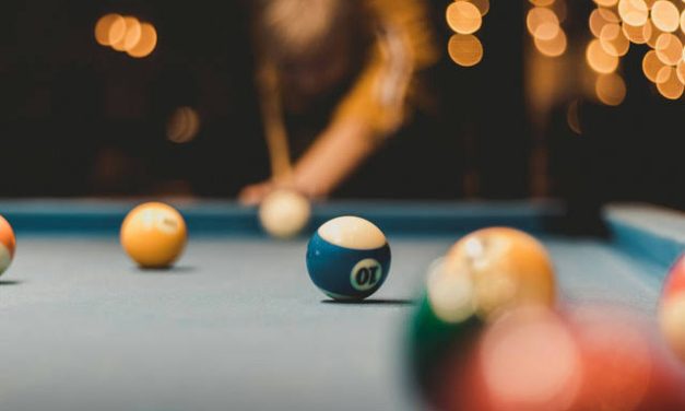 Olahraga Permainan Billiard Pada Sebuah Meja