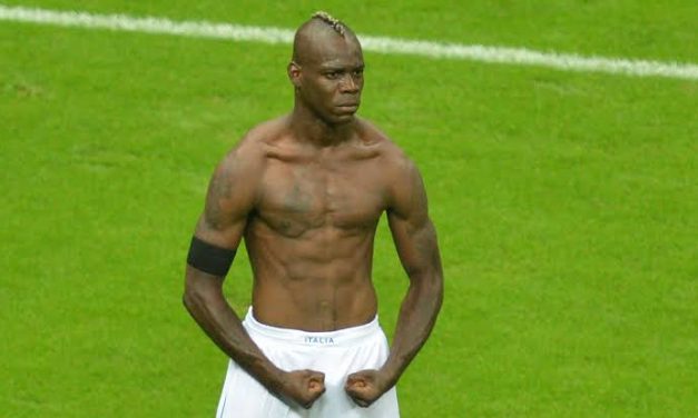 Seseorang Pesepakbola Balotelli Yang Tangguh Fisik