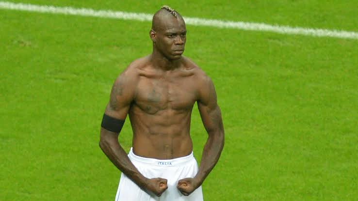 Seseorang Pesepakbola Balotelli Yang Tangguh Fisik