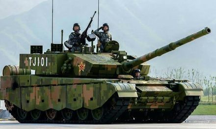 Sebuah Kendaraan Tempur Tank Di Lapisi Baja Tebal