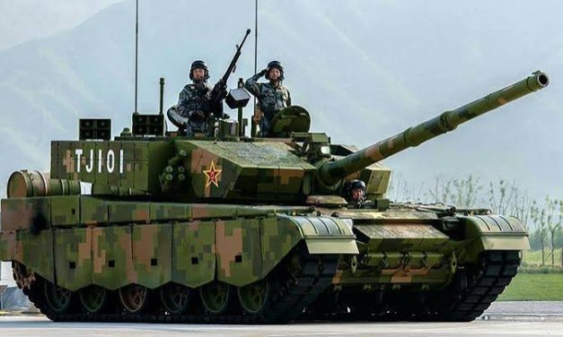 Sebuah Kendaraan Tempur Tank Di Lapisi Baja Tebal