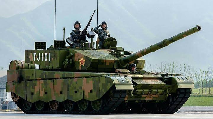 Sebuah Kendaraan Tempur Tank Di Lapisi Baja Tebal
